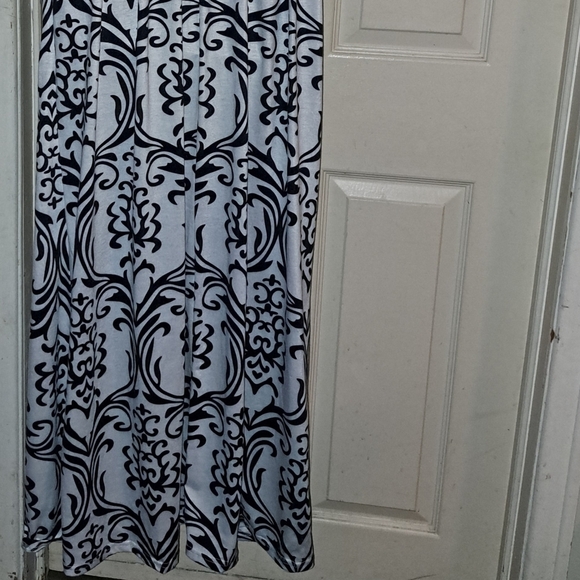 Black and white maxi dress size large - Picture 3 of 3